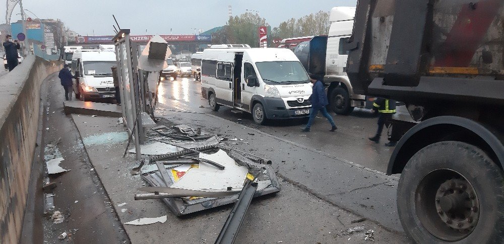 Kocaeli’de Kontrolden Çıkan Tır Durağı Parçalayarak Servis Minibüsüne Çarptı: 1 Yaralı