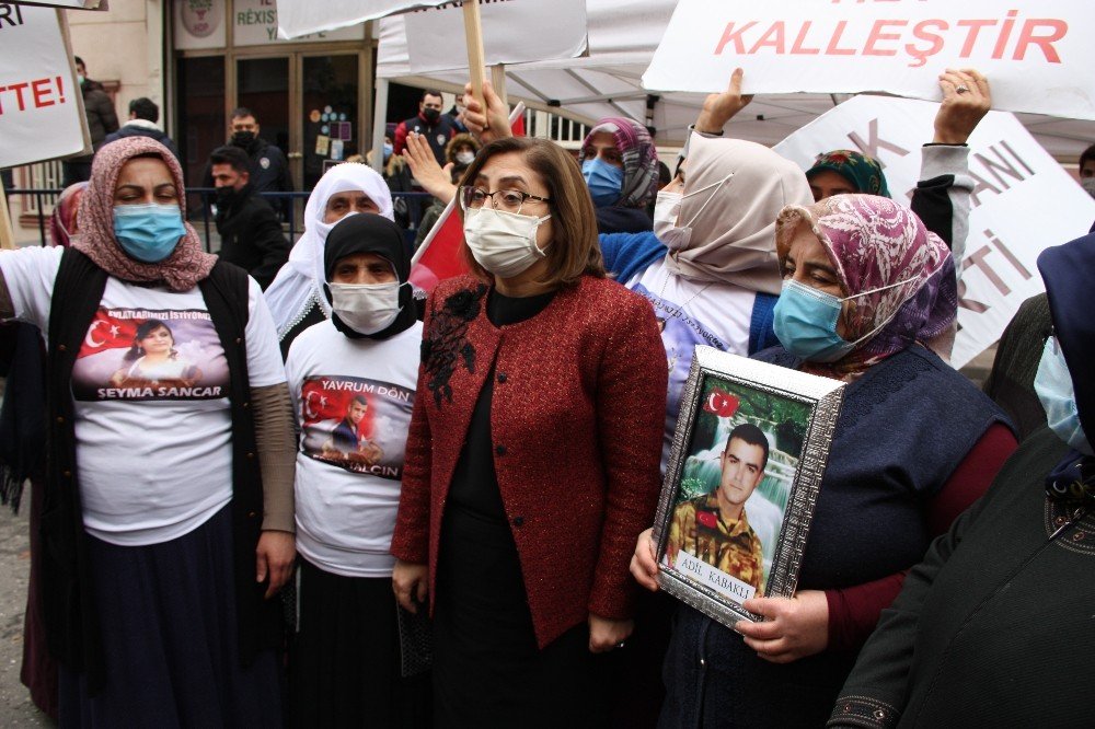 Hdp Önündeki Aileler, Gaziantep Büyükşehir Belediye Başkanı Şahin’i Zılgıtlarla Karşıladı