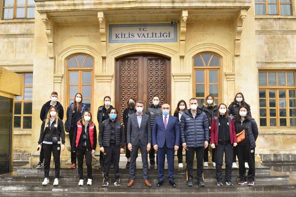 Sakaryalı Voleybol Takımında Vali Soytürk’e Ziyaret