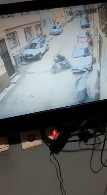 Bursa’da Motosikletiyle Tek Teker Üstünde Giden Sürücünün Düşme Anı Kamerada