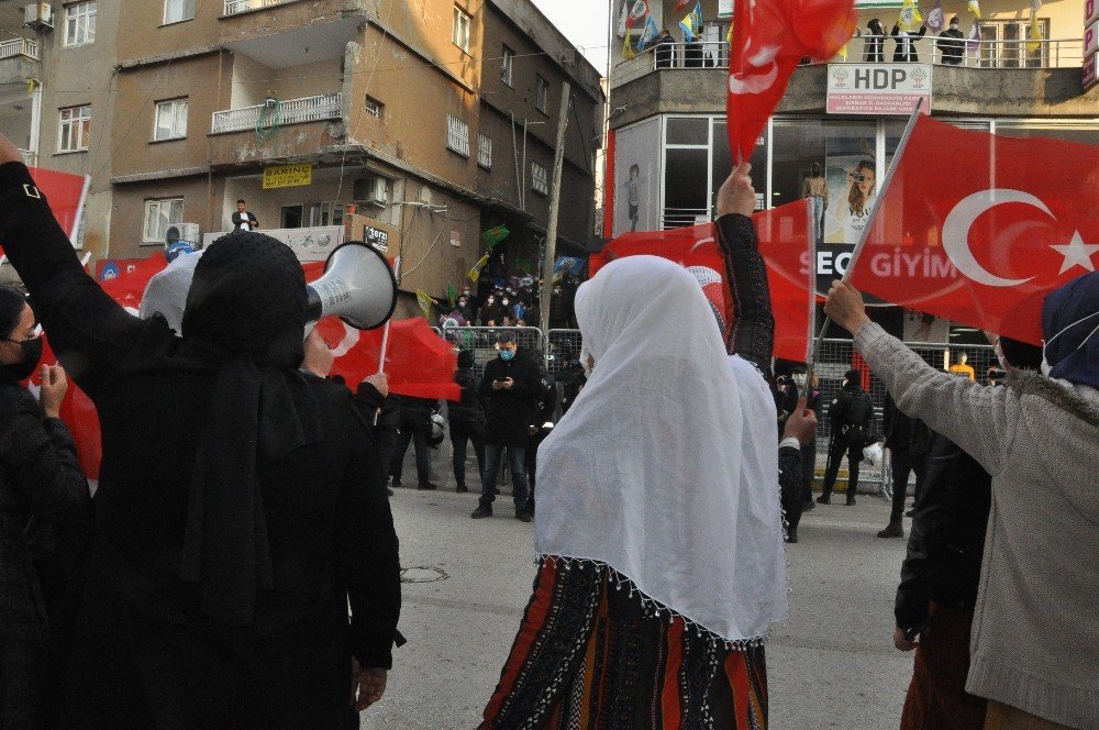 Hdp’liler Acılı Annelere Taş Fırlattı