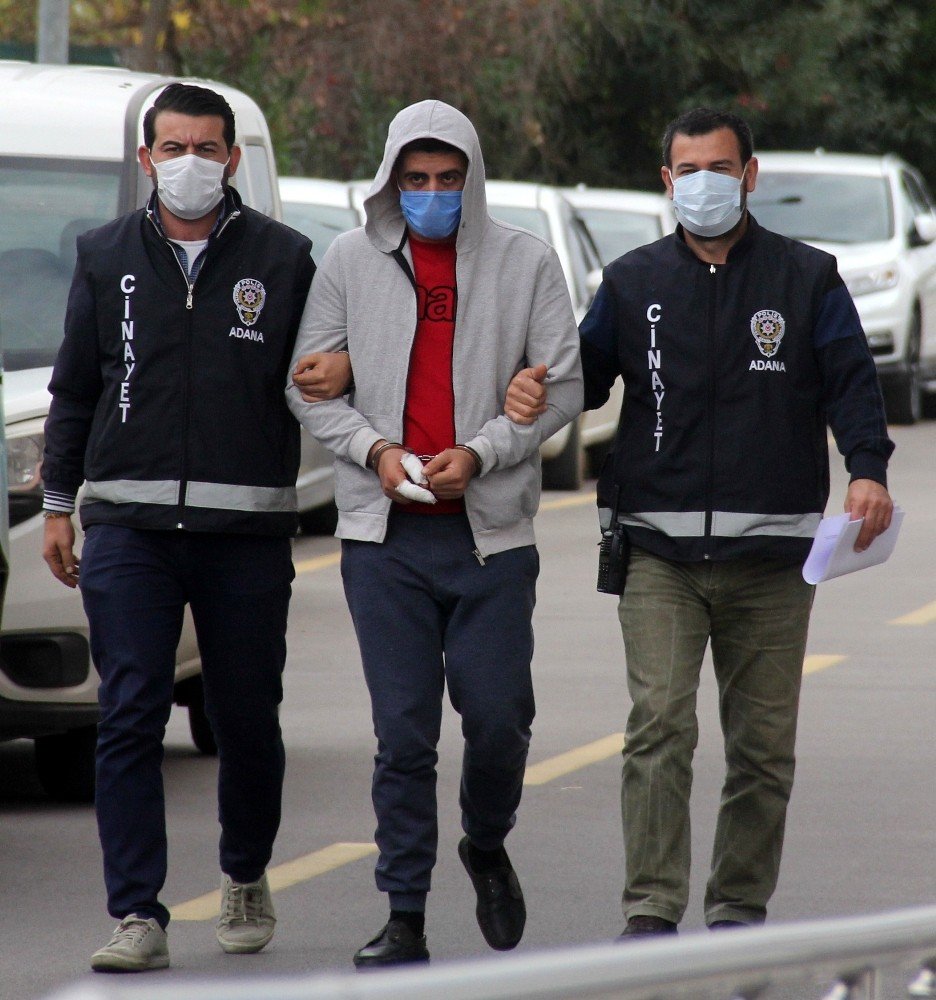 Adana’da Sokak Ortasında Arkadaşını Boğazından Bıçaklayarak Öldüren Zanlı Tutuklandı