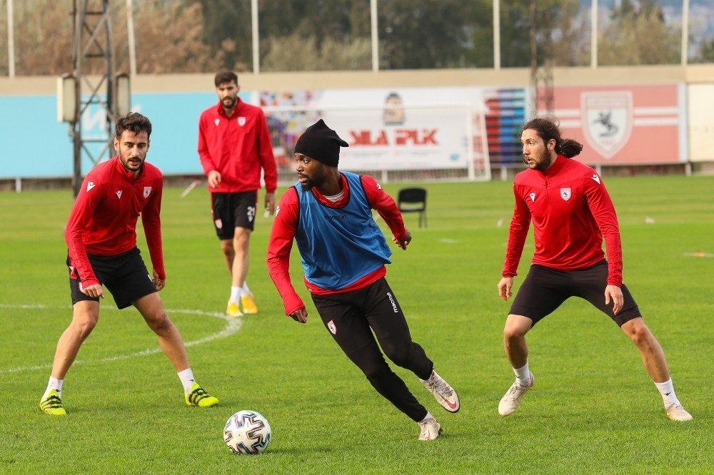 Samsunspor’da Futbolcuları ‘yıldırım’ Çarptı: 30’ar Bin Tl Ceza