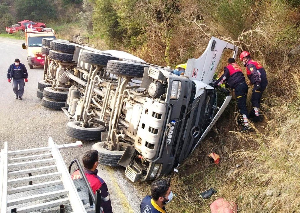 Beton Mikseri Devrildi, Sıkışan Sürücüyü İtfaiye Ekipleri Kurtardı