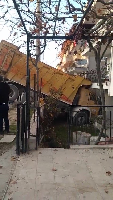 Freni Boşalan Hafriyat Kamyonu Ev Ve Yol Arasında Asılı Kaldı