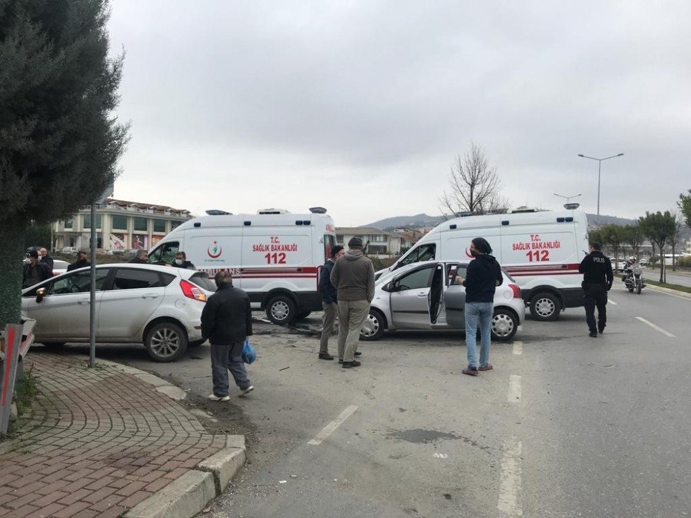 İki Otomobilin Çarpıştığı Kazada 1’i Bebek Toplamda 3 Kişi Yaralandı