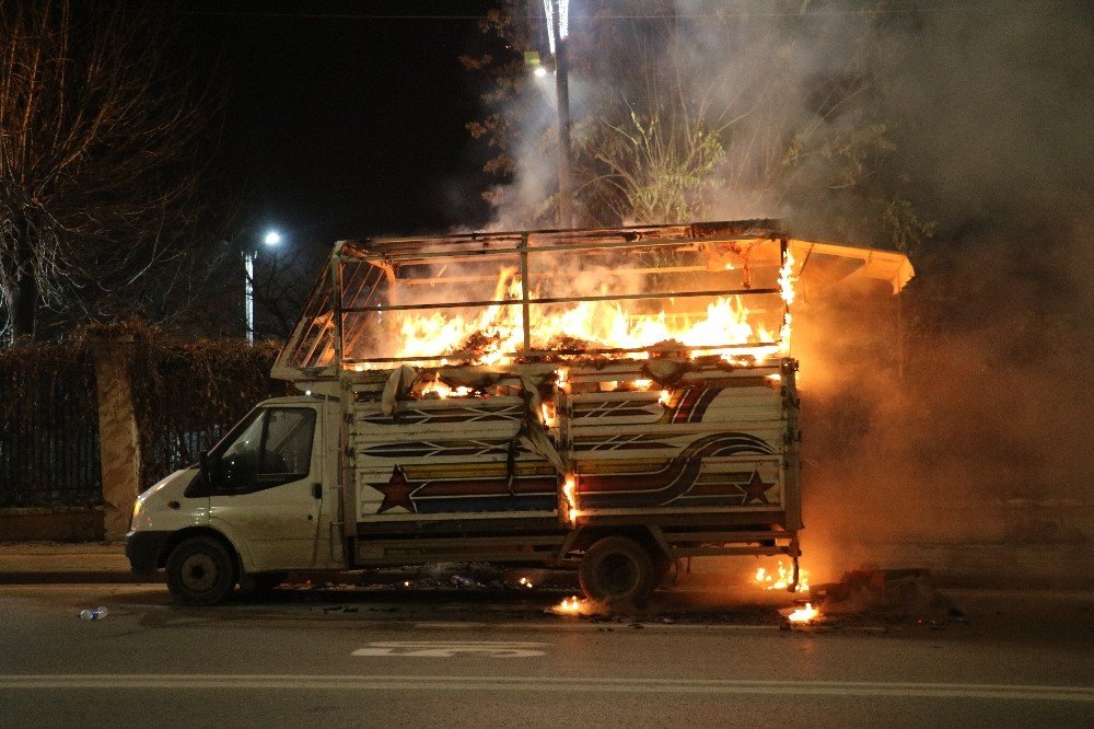 Ekmek Teknesi Yanan Karton Toplayıcısını Vali Teselli Etti