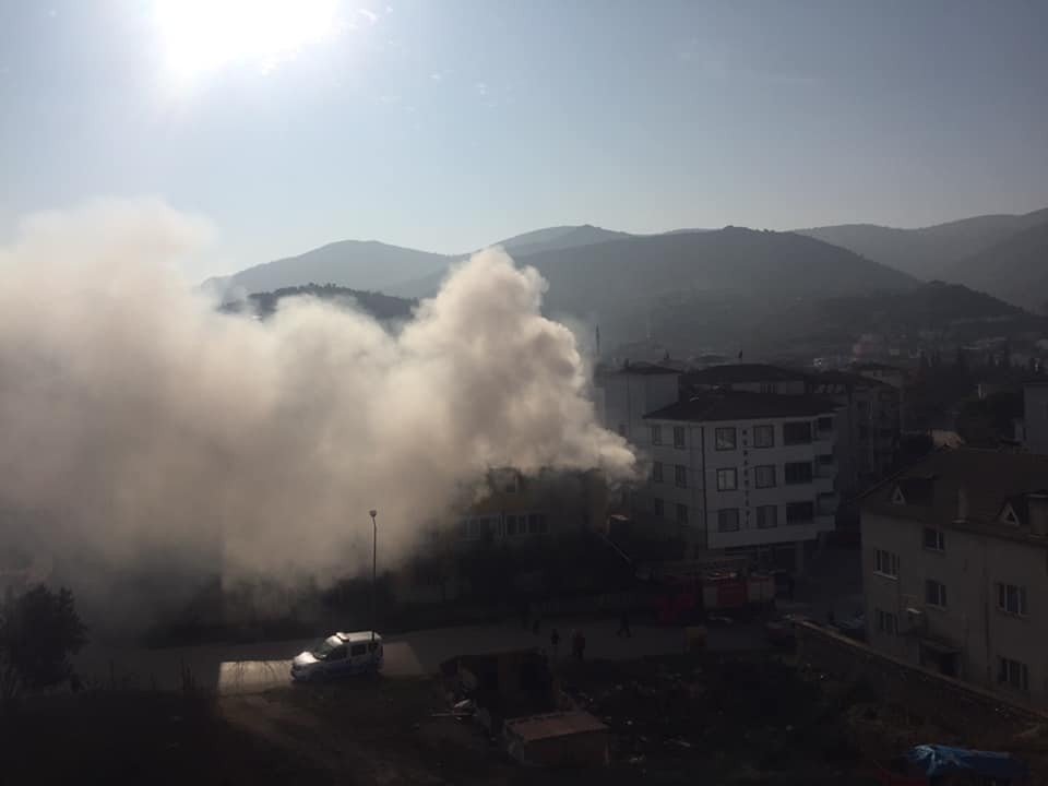 Odadan Çıkan Dumanı Fark Eden Anne, Çocuğunu Kucağına Alarak Dışarıya Çıktı