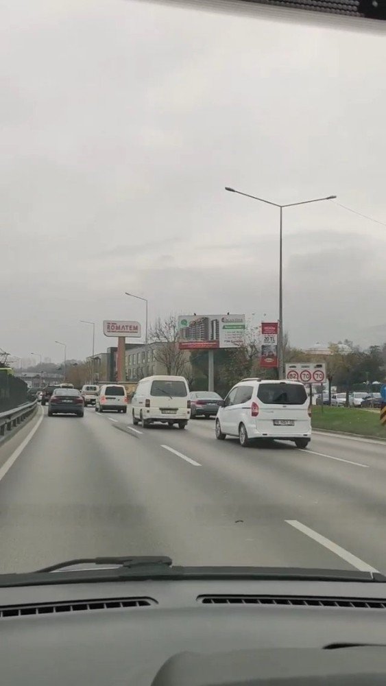 Bursa’da Trafikte Makas Atan Sürücüler Araç Kamerasıyla Görüntülendi