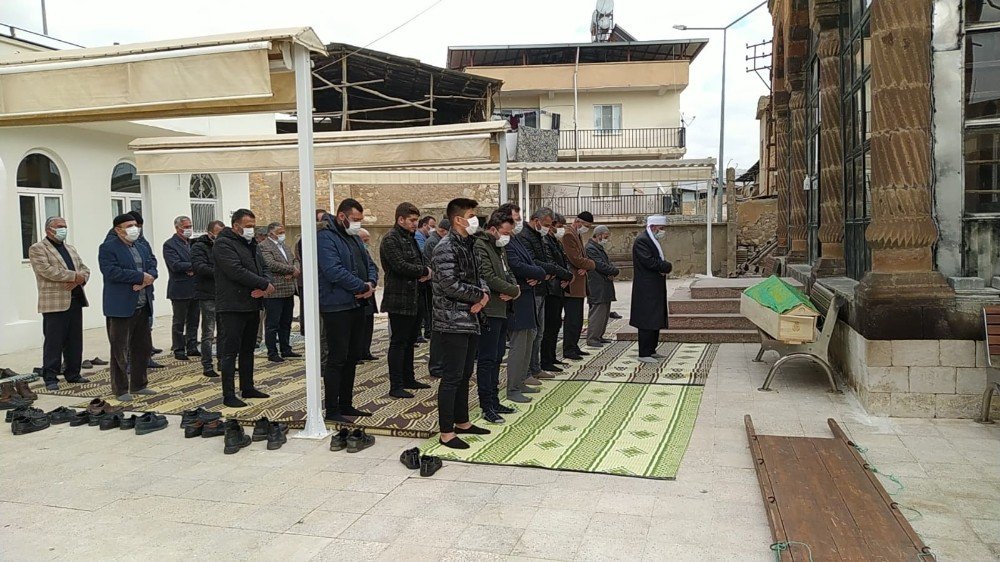 Gaziantep’te Hastane Yangınında Hayatını Kaybeden Yaşlı Adam Siirt’te Defnedildi