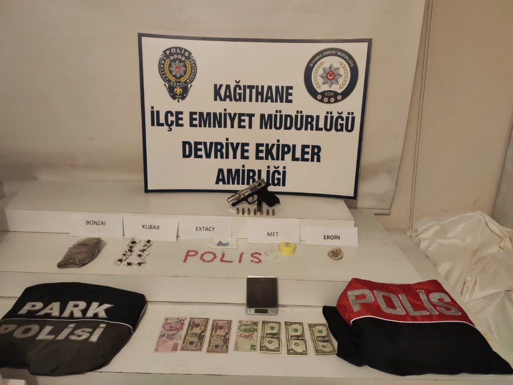 İstanbul’da Kavga İhbarına Giden Polisin Bastığı Evden Uyuşturucu Fışkırdı