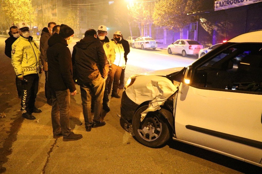 Polis Aracına Çarpan Şahısların ‘şoför Benim’ Tartışması