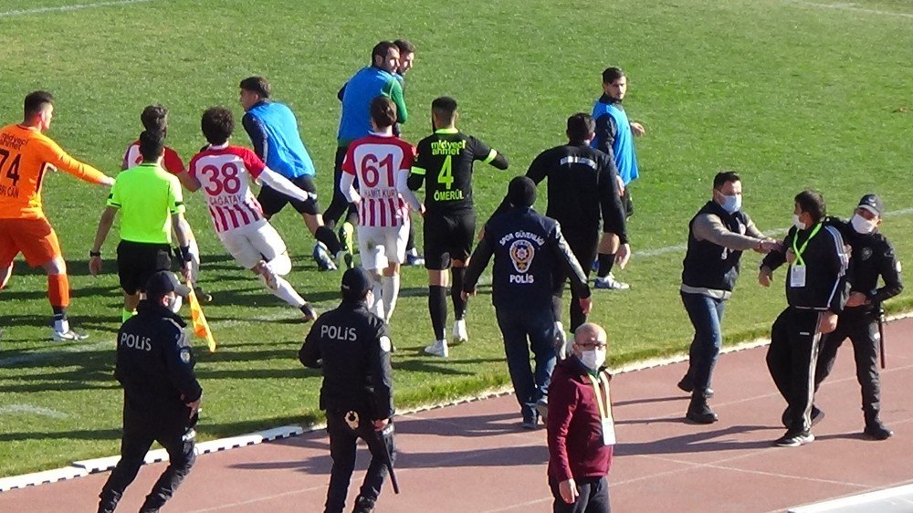 Karaman Belediyespor İle Çengelköy Arasından Oynanan Maçta Gergin Anlar