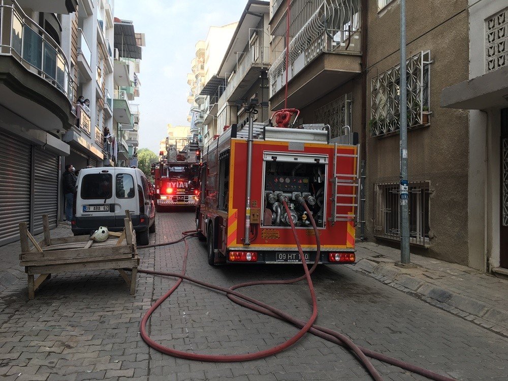 Buzdolabından Çıkan Yangın Evdeki Eşyaları Küle Çevirdi