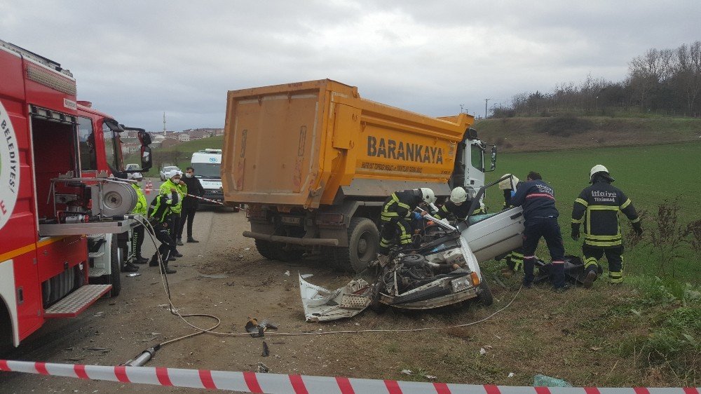 Hafriyat Kamyonu Otomobili Biçti: 1 Ölü