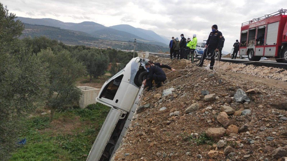 Zeytinliğe Uçan Kamyonetin Görüntüsü Şok Etti