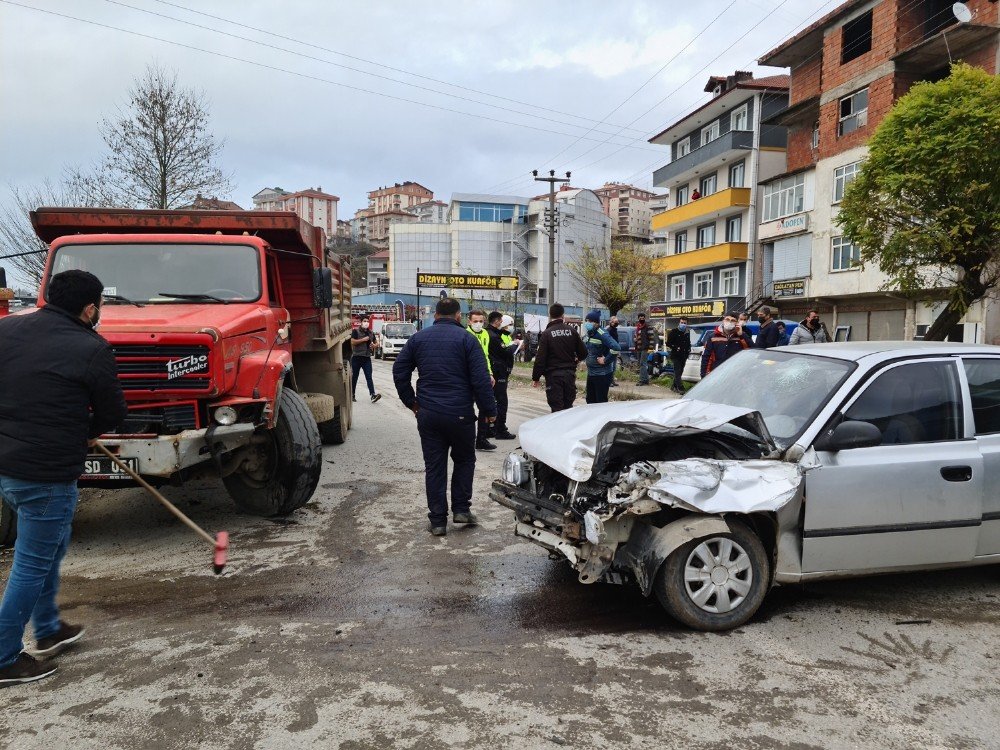 Zonguldak’ta Kamyon İle Otomobil Kafa Kafaya Çarpıştı: 3 Yaralı