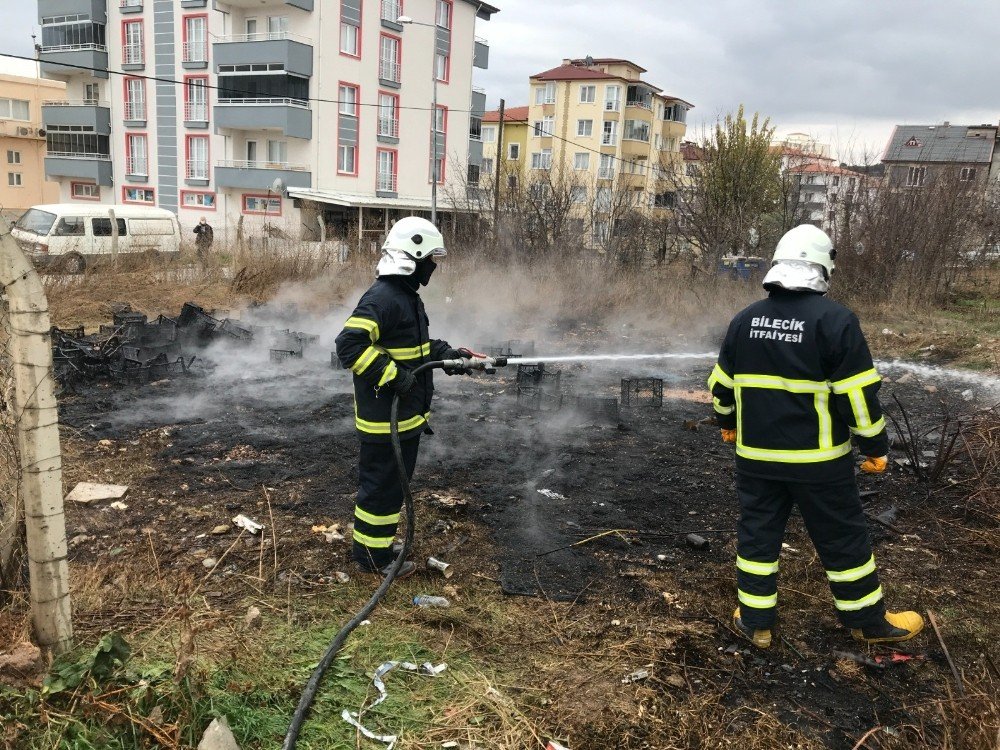 Çöp Konteynırı Önüne Dökülen Soba Külü Yangına Neden Oldu