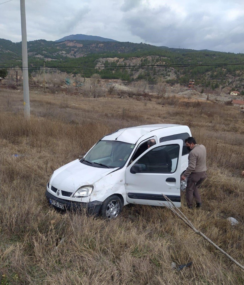 Kontrolden Çıkan Hafif Ticari Araç Takla Attı : 3 Yaralı