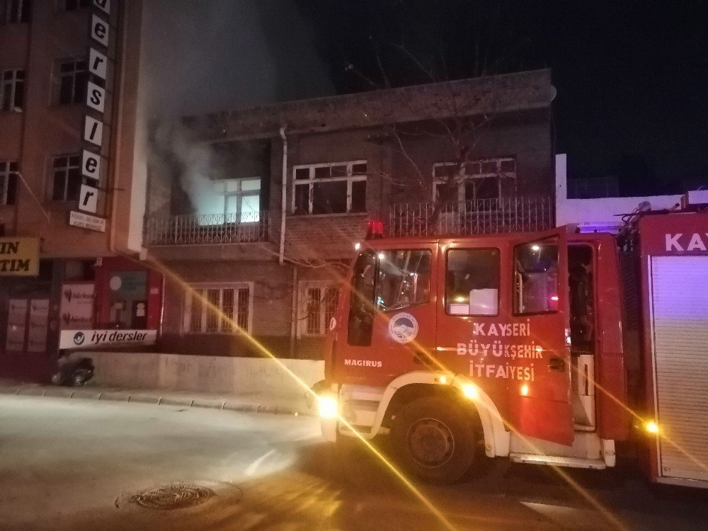 Kayseri’de Boş Evde Çıkan Yangını İtfaiye Söndürdü