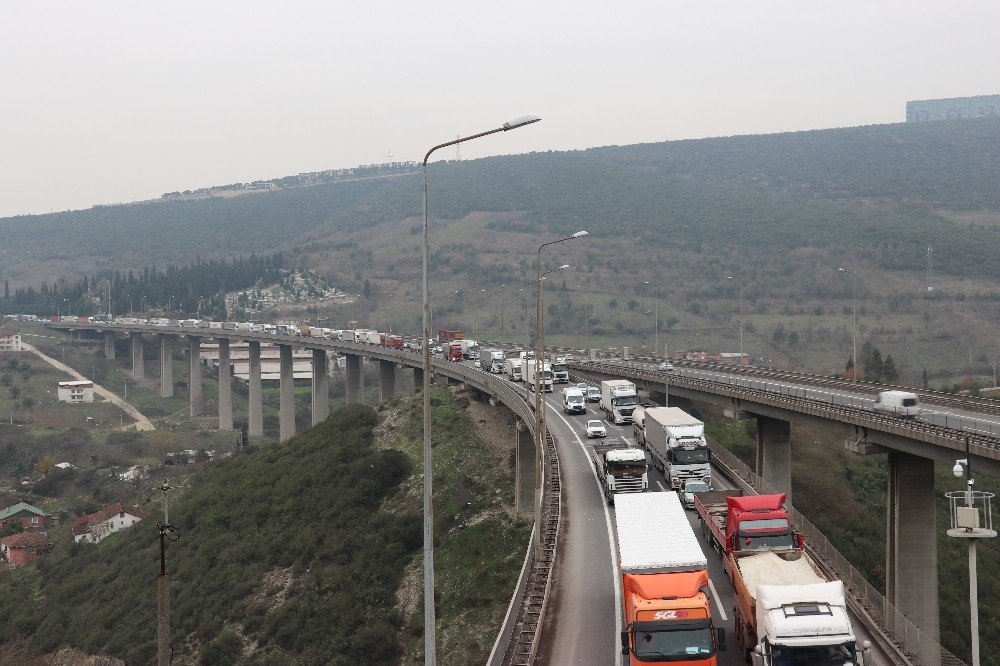 Tem’de 7 Araç Birbirine Girdi, Kilometrelerce Uzunlukta Kuyruk Oluştu