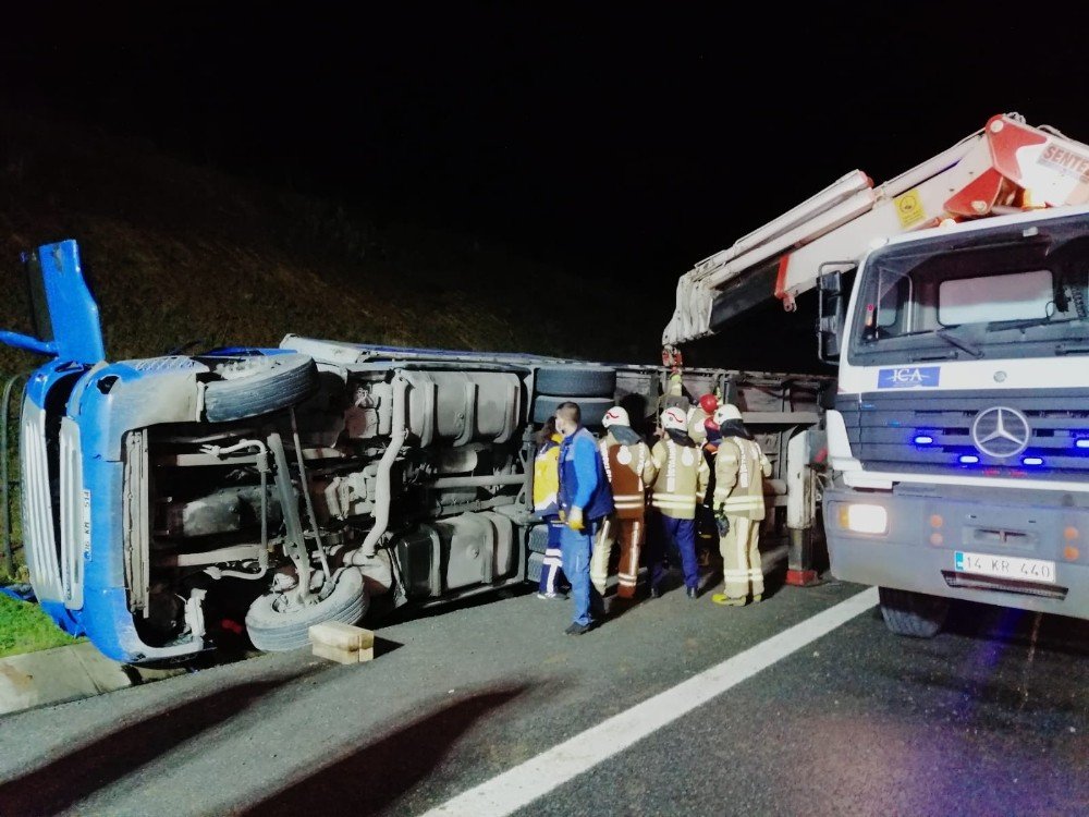 Otoyolda Hurda Yüklü Tır’ın Altında Kalan Sürücü Yaşamını Yitirdi