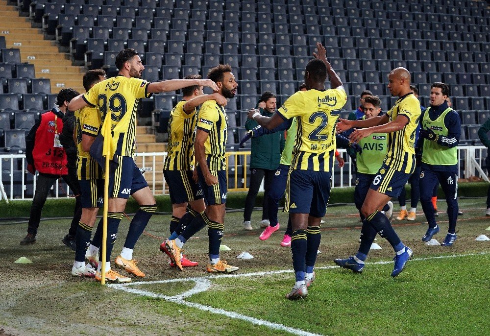 Süper Lig: Fenerbahçe: 1 - Medipol Başakşehir: 1 (ilk Yarı)