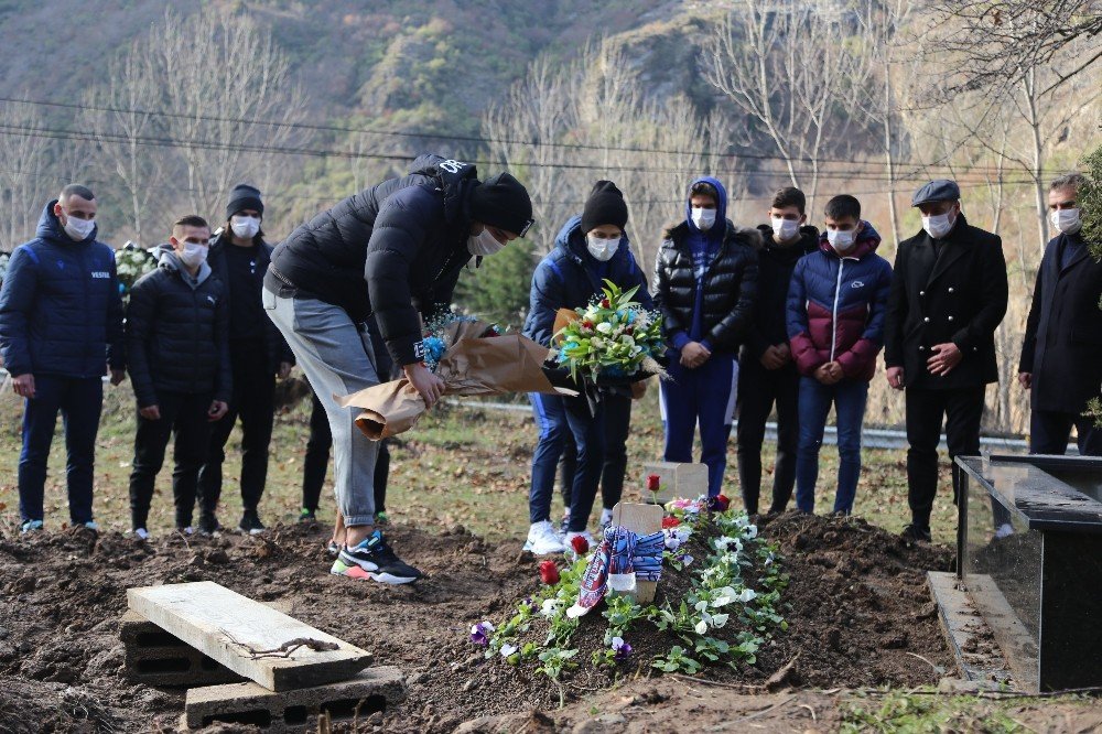 Abdullah Avcı Ve Futbolcular, Özkan Sümer’in Mezarını Ziyaret Etti