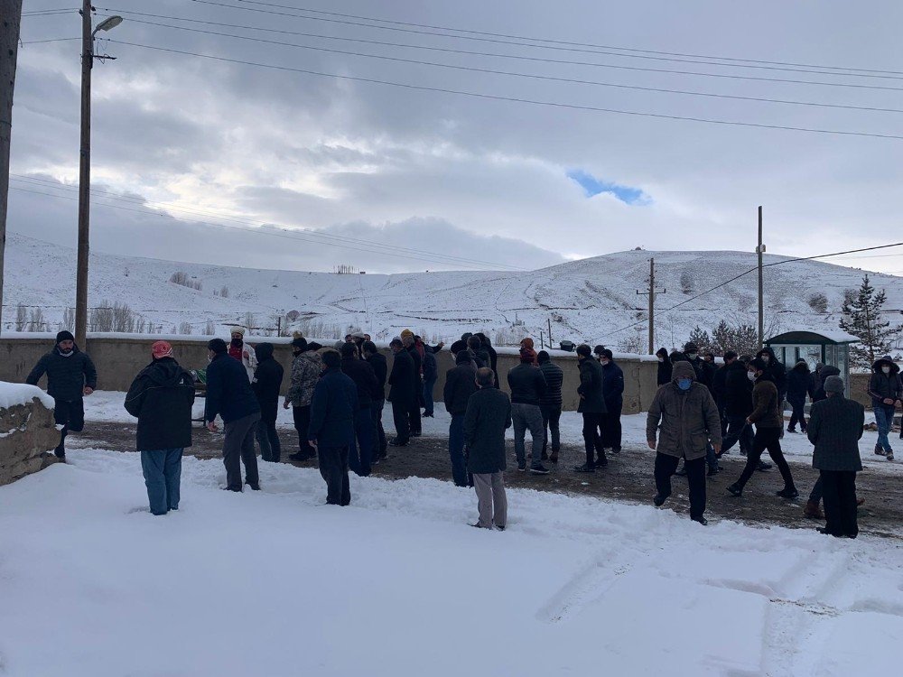 Babaları Tarafından Öldürülen 2 Çocuk Toprağa Verildi