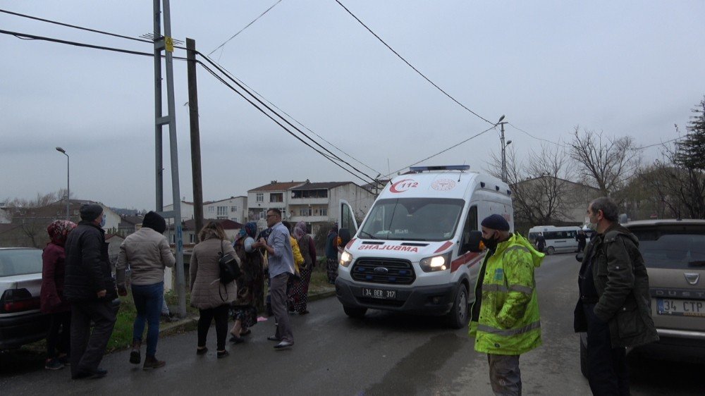 Arnavutköy’de Bir Dairede Yangın Çıktı 3 Kişi Kendini Dışarıya Zor Attı