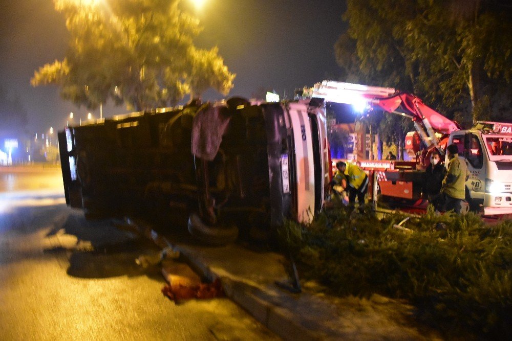 İzmir’de Kontrolden Çıkan Kamyon Yan Yattı: 1 Ağır Yaralı