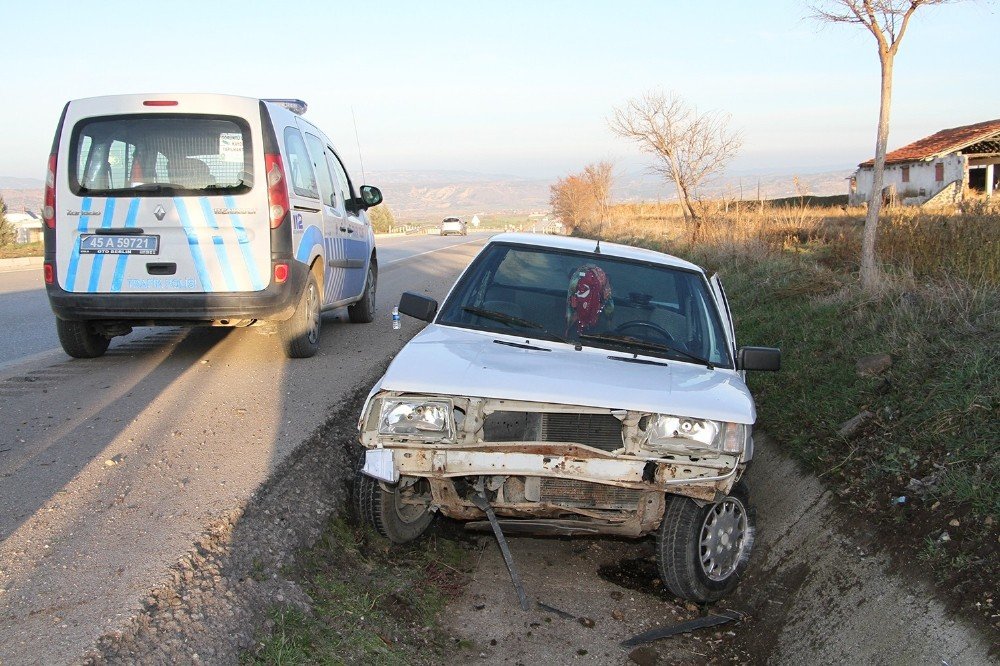 Kula’da 10 Dakika Arayla İki Kaza: 2 Yaralı