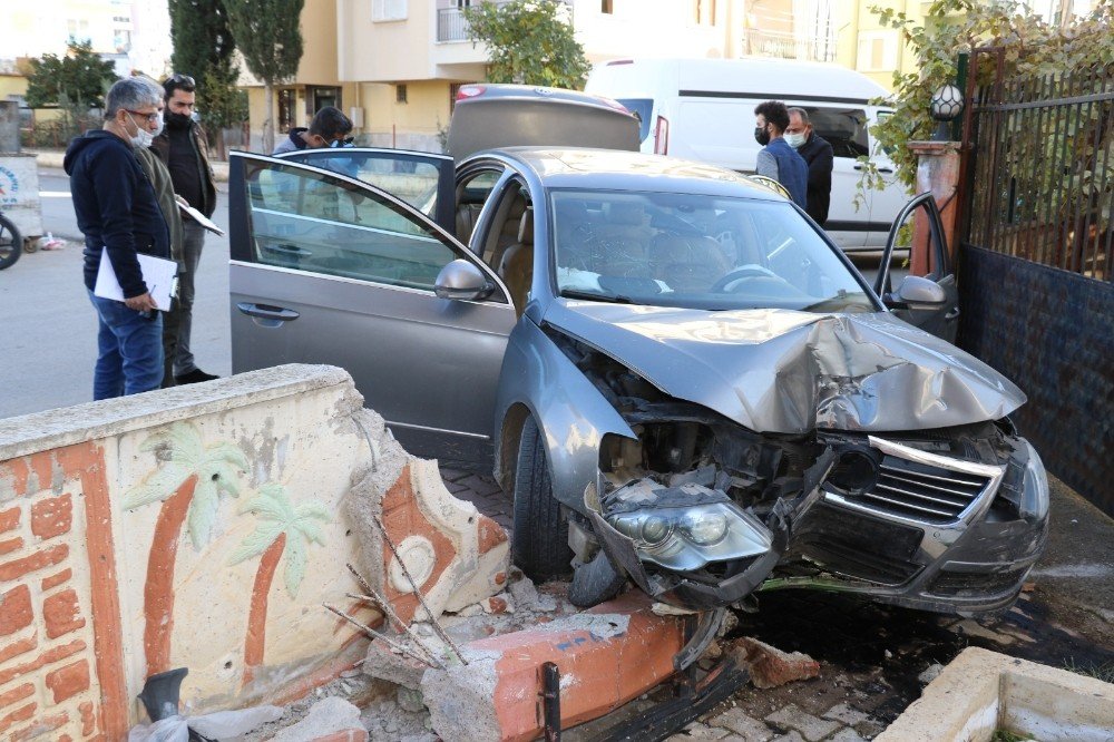 Önü Kesilen Sürücü Paniğe Kapılıp Duvara Çarptı: 1 Yaralı