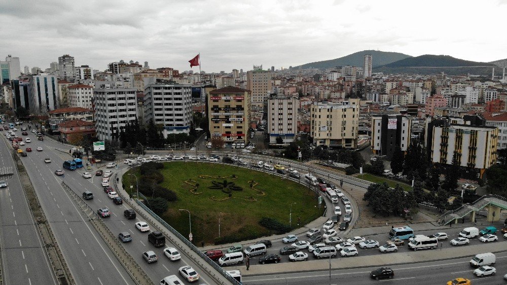 Kadıköy’de Şüpheli Çanta Polisi Alarma Geçirdi: Trafik Felç Oldu