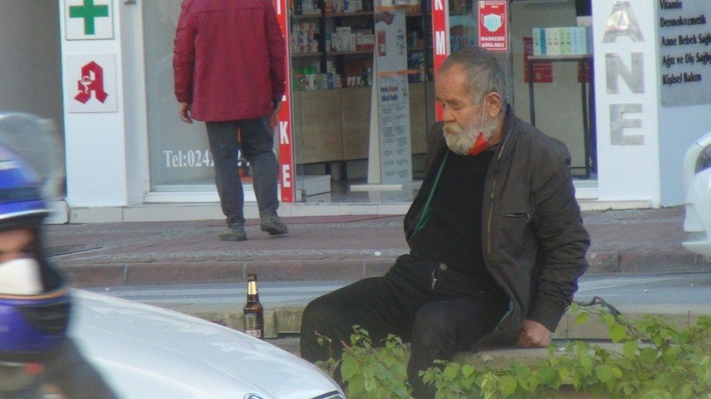 Sokağa Çıkma Yasağını Delmekle Kalmadı Gündüz Vakti Refüje Çilingir Sofrası Kurdu