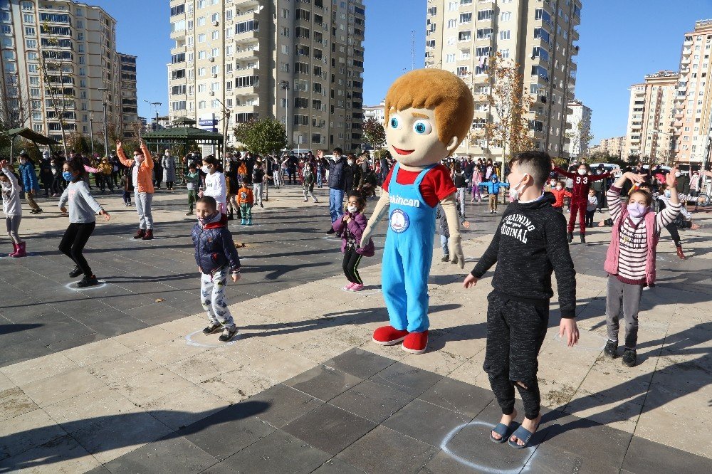 Şahincan Çocuklar Ve Gençlere Spor Yaptırdı