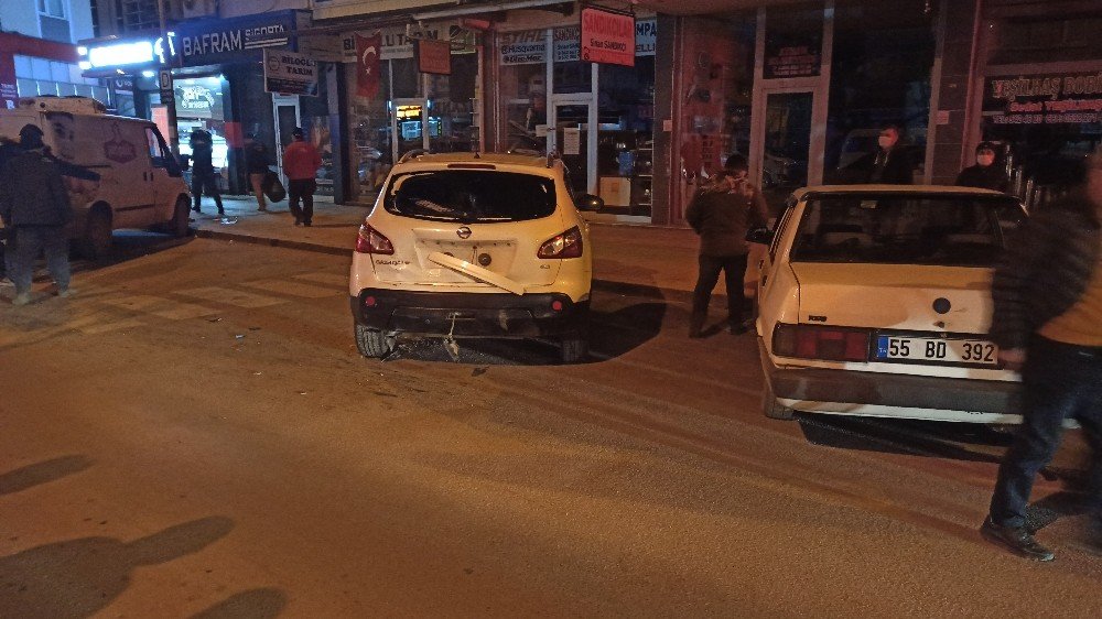 Park Halindeki Otomobile Çarpan Motosiklet Sürücüsü Yaralandı