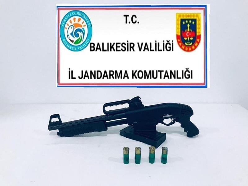 Balıkesir’de Jandarma 16 Aranan Şahsı Yakaladı