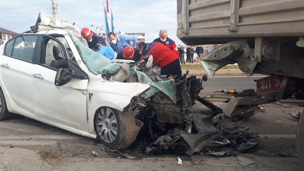 Tıra Ok Gibi Saplanan Otomobilin Sürücüsü Hayatını Kaybetti