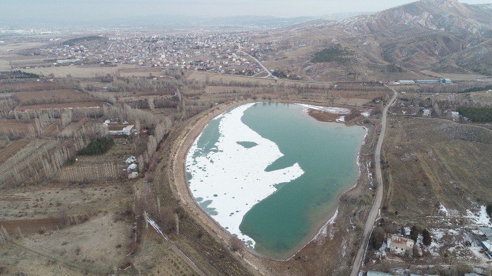 Soğuk Hava Göletin Yüzeyini Dondurdu