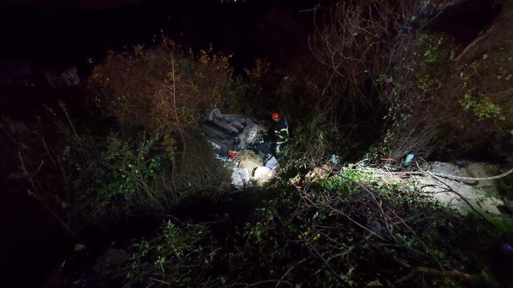 Yoldan Çıkarak Şarampole Uçan Otomobilin Sürücüsü Ağır Yaralandı