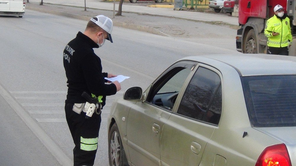 Ehliyetsiz Sürücünün Otomobili Bağlandı, Ortada Kalan Sürücüyü Polis Ekipleri Evine Bıraktı