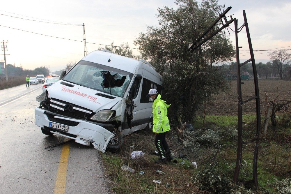 Servis Minibüsü Kayganlaşan Yolda Devrildi: 1 Yaralı