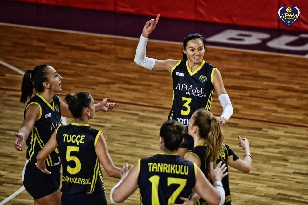 Adam Voleybol Galibiyetle Kapattı