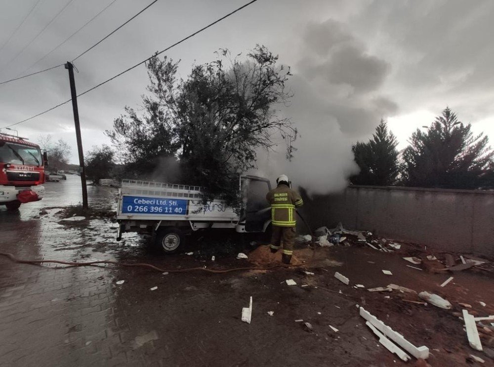 Tüp Bayiine Ait Boş Kamyonet Alevlere Teslim Oldu