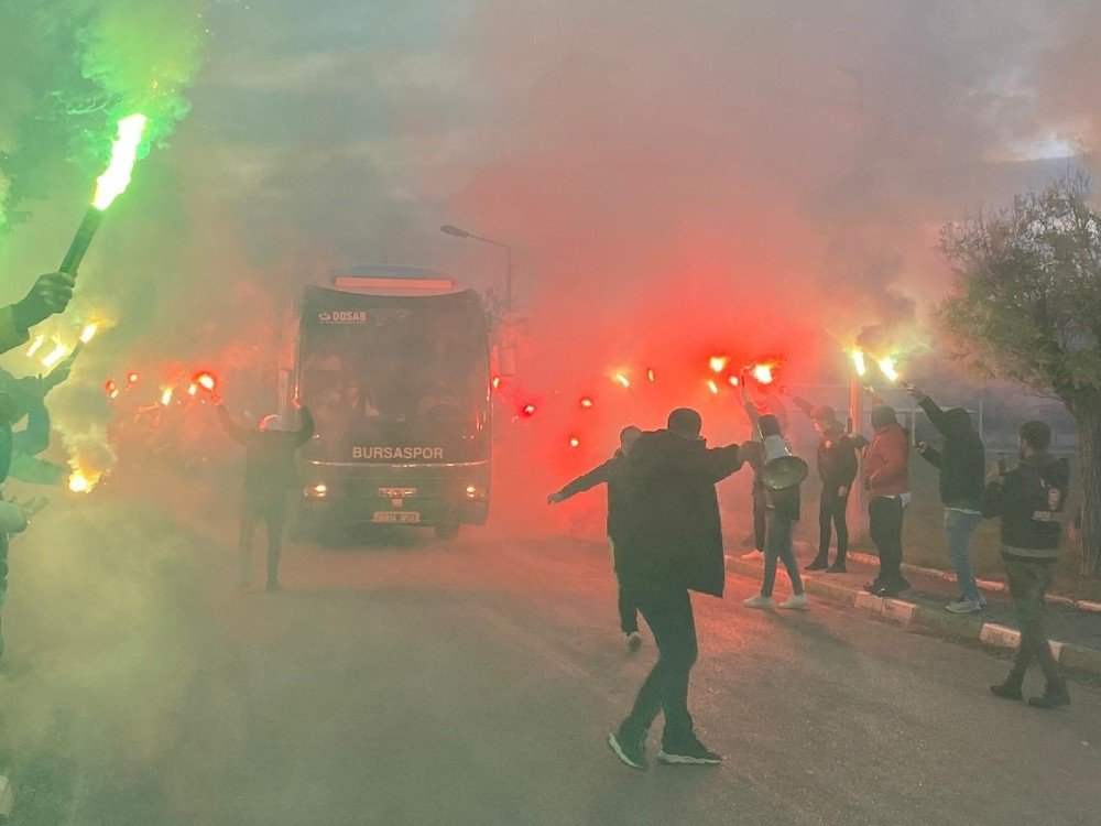 Bursaspor Taraftarı, Takımını Meş’alelerle Uğurladı