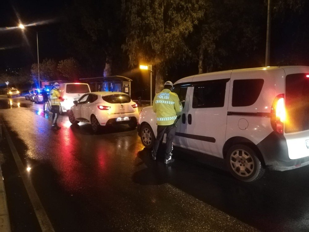 İzmir’de Trafik Polislerinden Kısıtlama Denetimi: 53 Bin 550 Lira Ceza Kesildi