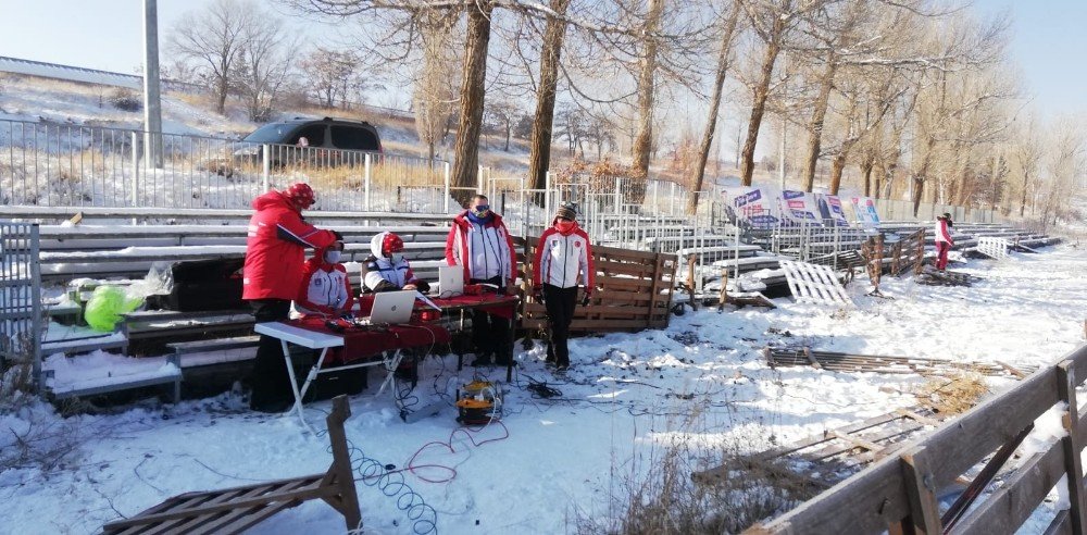 Kayaklı Koşu Yarışları Nefes Kesti