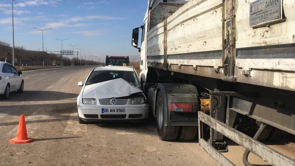 Elazığ’da Kamyon, Otomobile Çarptı: 2’si Ağır 4 Yaralı