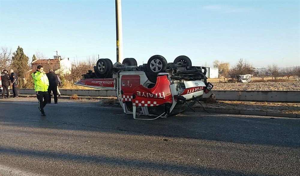 İtfaiye Servis Aracı Devrilip Ters Döndü: 4 Yaralı